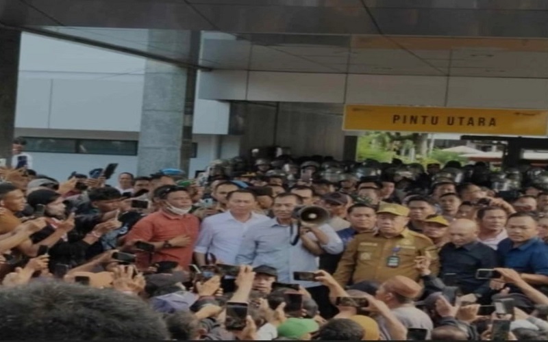 Ketua Komisi XII DPR RI, Bambang Patijaya Turut hHadir dan Berdialog dengan Para Pendemo bersama Gubernur Babel Hidayat Arsani, Kapolda Babel, Ketua DPRD Babel, Danrem, Kabinda Babel, Wakil Ketua DPRD Babel Eddy Iskandar, Dirut Timah Tbk.