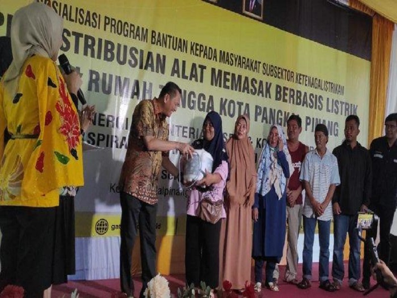 Bantuan itu diserahkan langsung oleh Ketua Komisi XII DPR RI, Bambang Patijaya bersama Pj Wali Kota Pangkalpinang dan juga jajaran Forkompinda